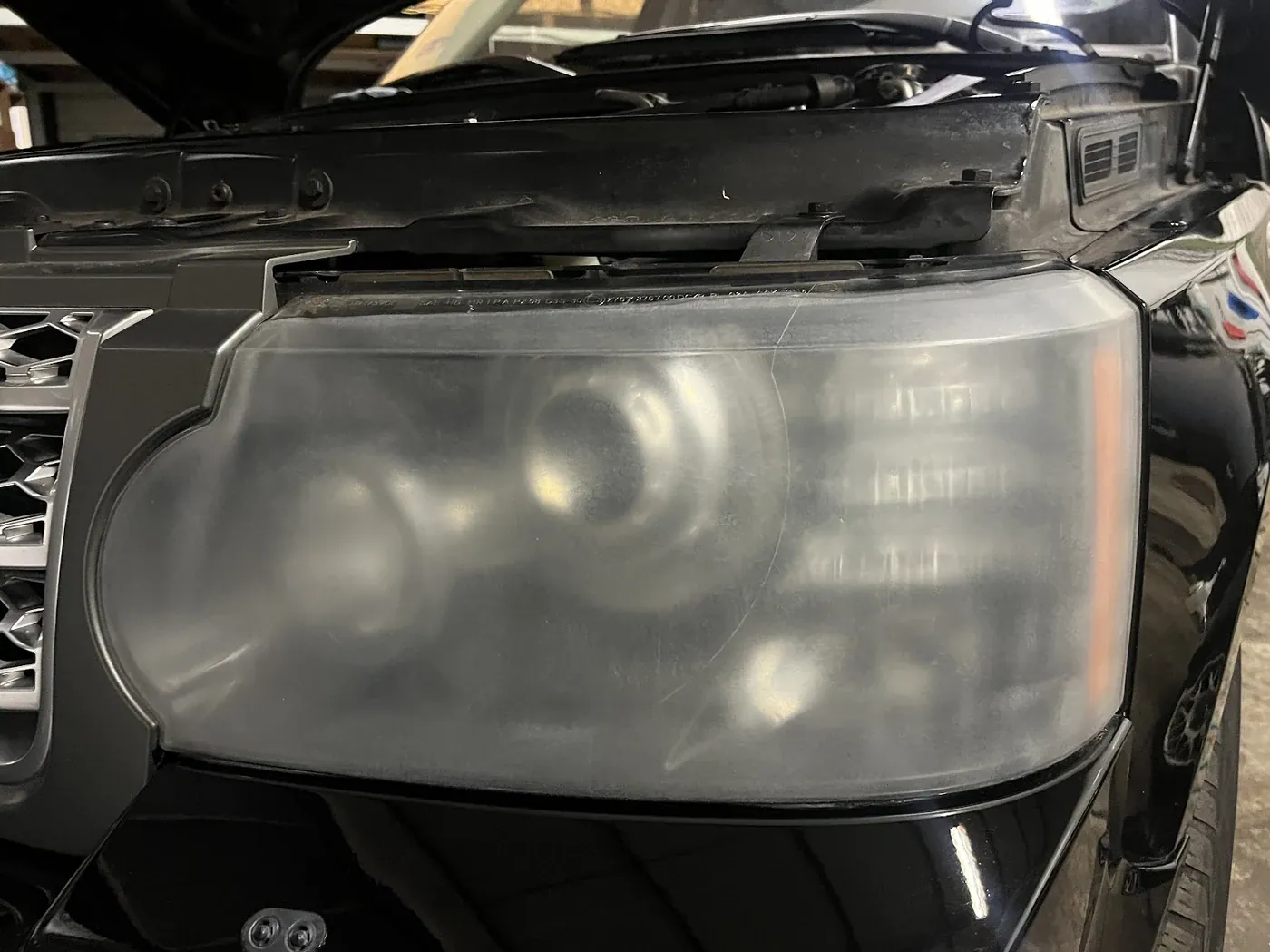 Scheinwerfer des Range Rover matt und vergilbt
