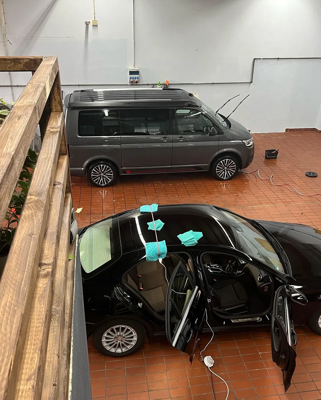 Zwei Fahrzeuge in der Halle