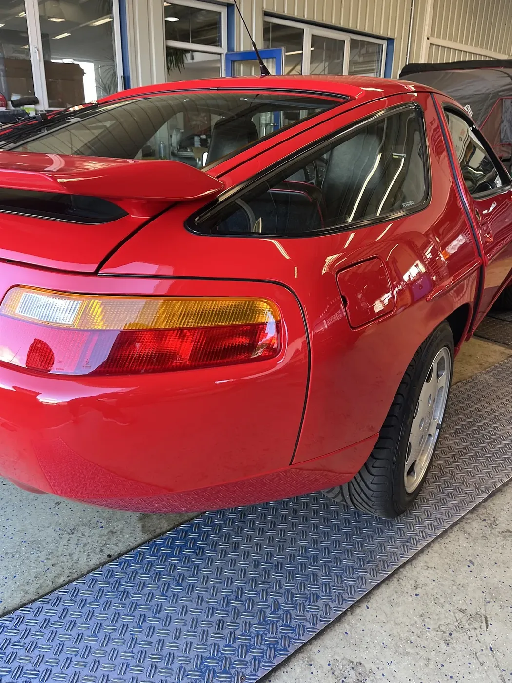 Porsche 928 auf der Hebebühne